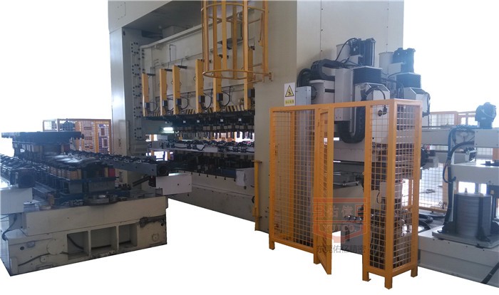 三次元機械手需要配套哪些設備使用實現多工序沖壓生產？